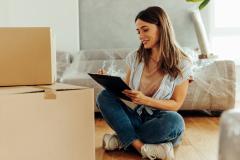 femme faisant l'inventaire post-déménagement