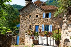 Maison ancienne en pierres dans un village français