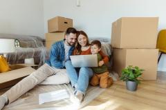 Un courtier en déménagement vous assure un changement de logement sans stress. © blackCAT - Getty Images