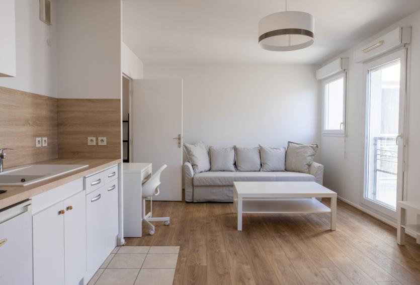 Il est important d'opter pour des couleurs claires dans un petit logement pour créer une illusion d'agrandissement. © Florian Fortier - Adobe Stock