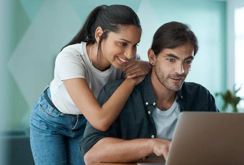 Un couple devant un ordinateur